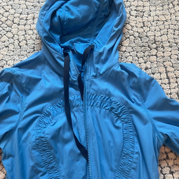 Lululemon jacket . - Picture 5 of 8